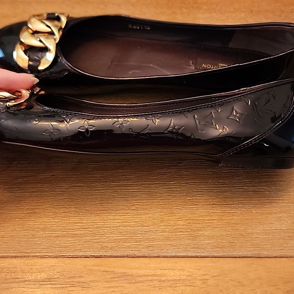 Authentic Louis Vuitton Claudia Black Vernis Patent Gold Chain Monogram Flats 36 - Picture 4 of 9